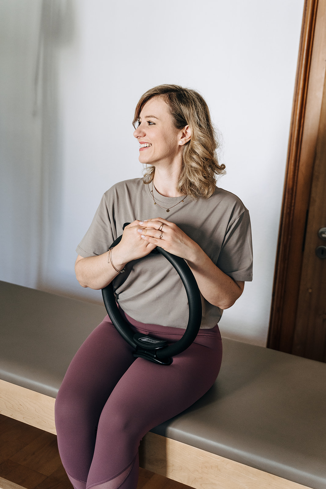 Pilates-Trainerin unterrichtet am Reformer