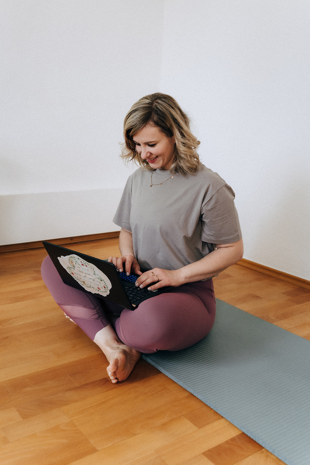 Pilates-Trainerin am Computer