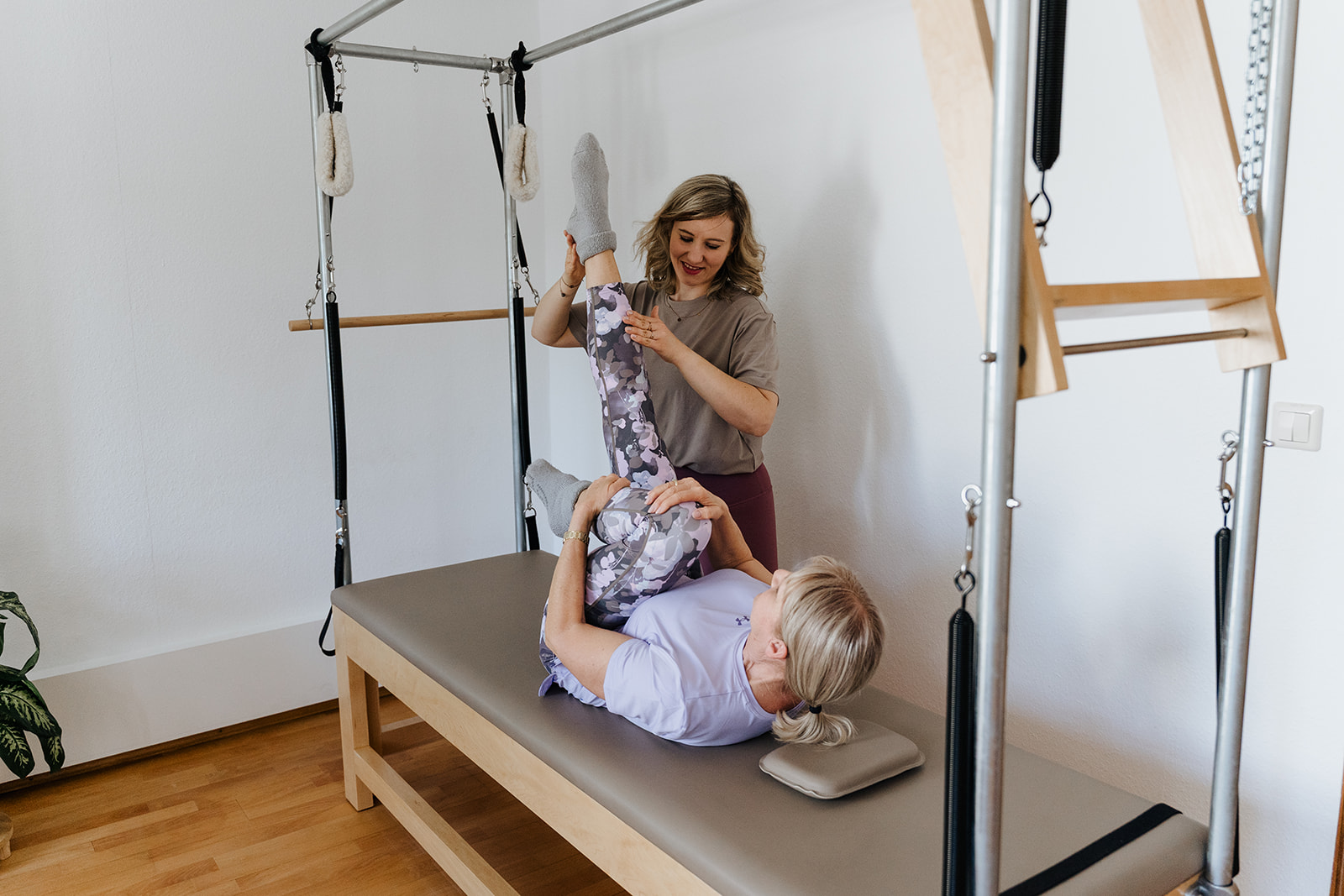 Pilates-Trainerin am Reformer