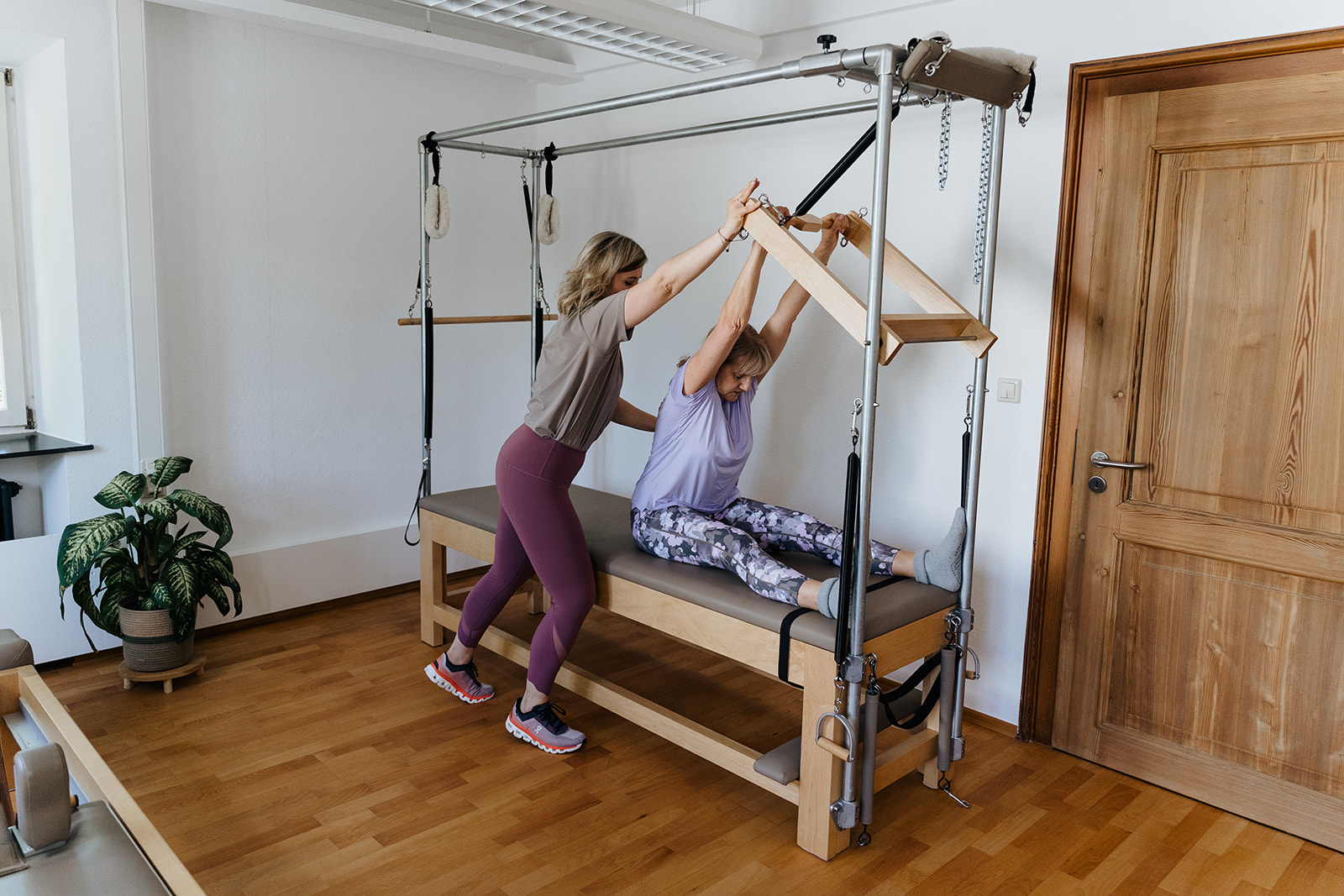 Pilates-Trainerin unterrichtet am Reformer