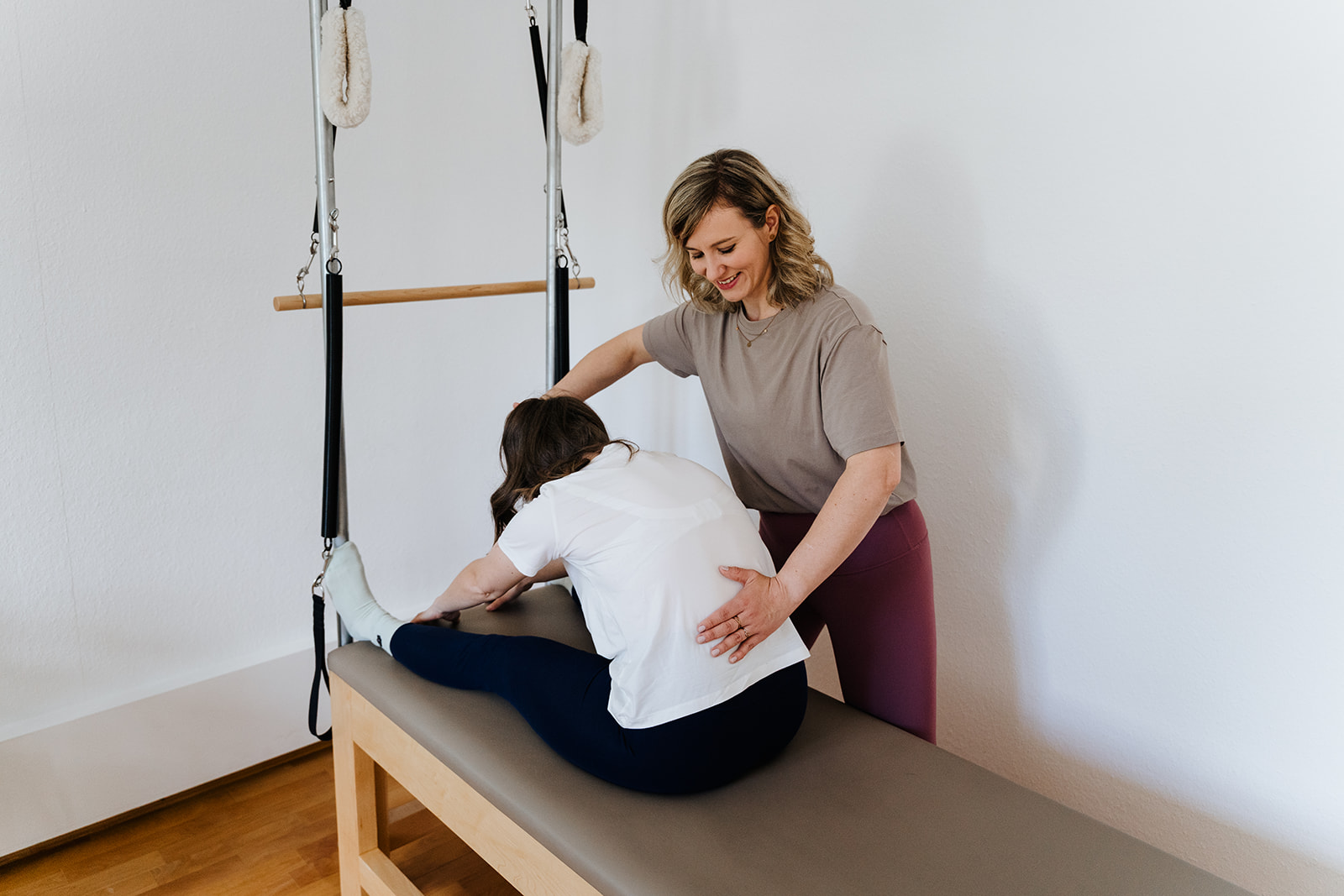 Pilates-Trainerin unterrichtet am Reformer