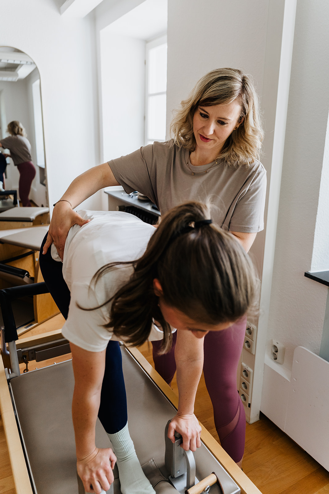 Pilates-Trainerin unterrichtet am Reformer