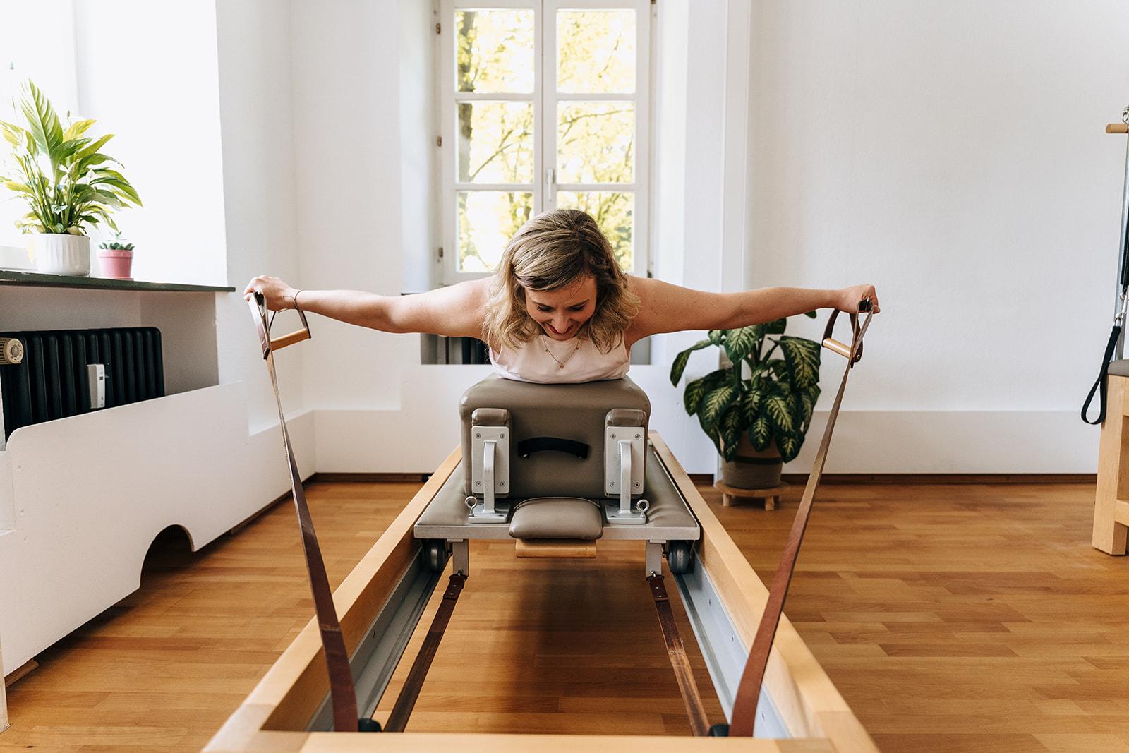 Pilates-Trainerin unterrichtet am Reformer