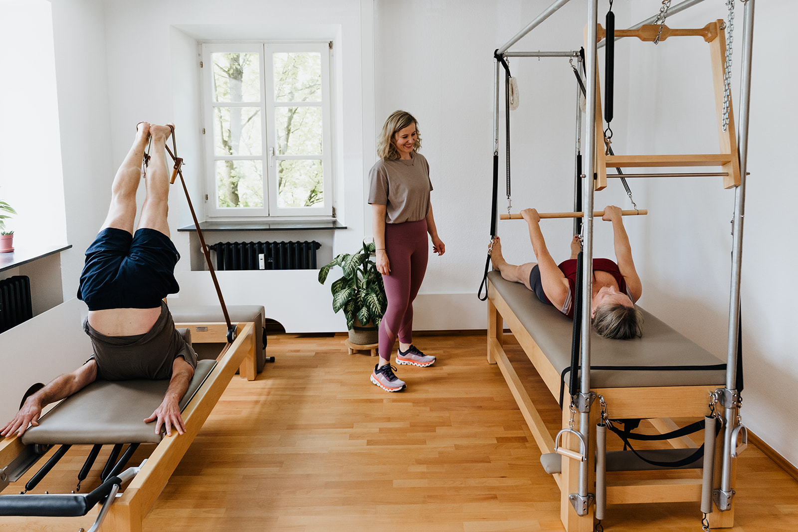 Pilates-Trainerin unterrichtet am Reformer